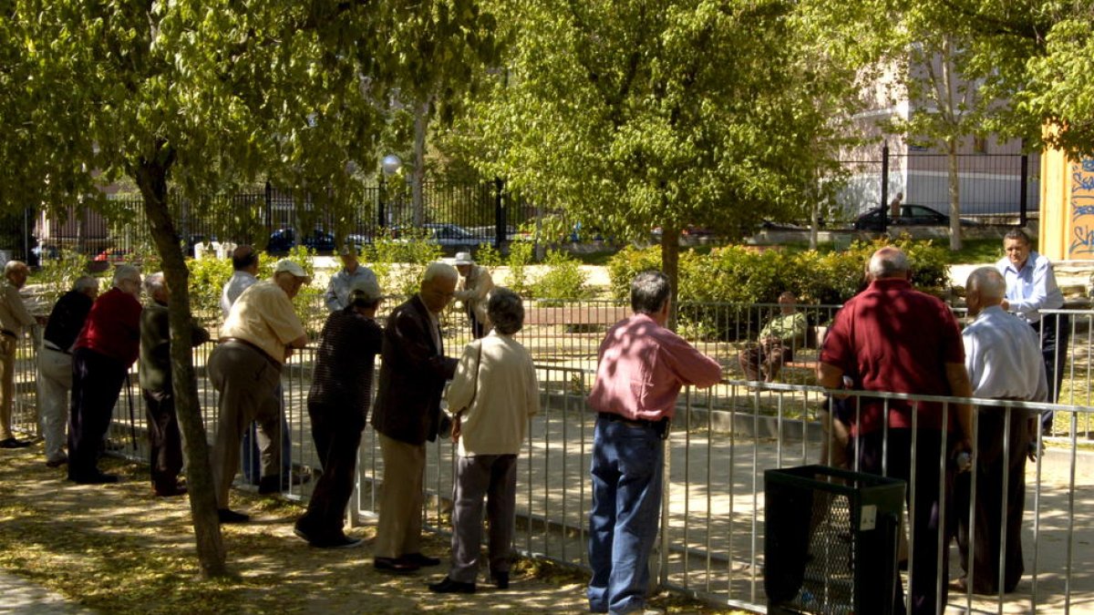 Imagen de archivo de pensionistas jugando a la petanca en un parque.
