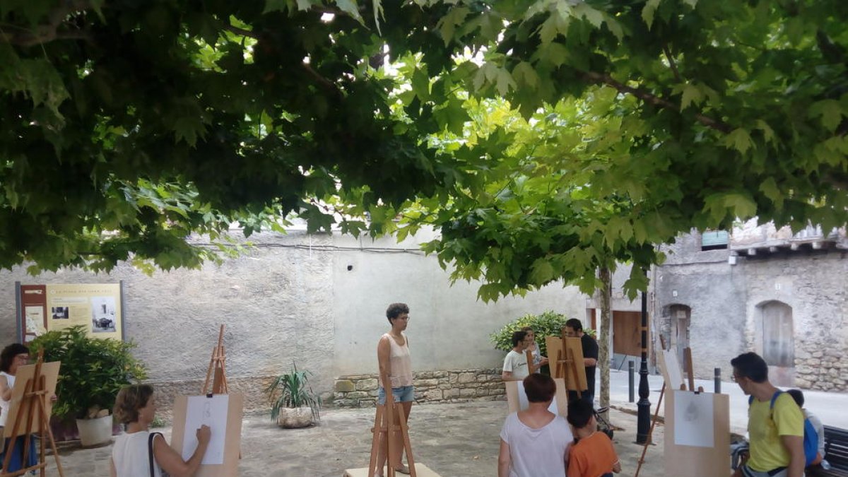 Visitants participant al taller ‘Dibuixem models del natural’, organitzat per Lluís Valls.
