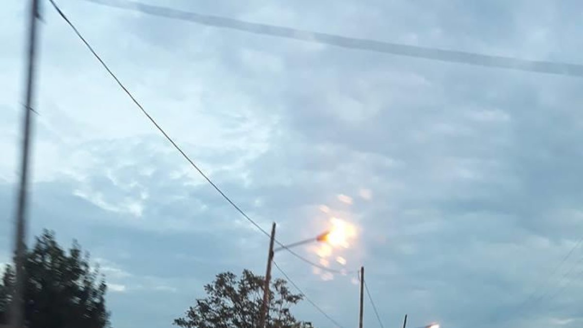 Els cotxes estacionats a la zona eixamplada del carrer.