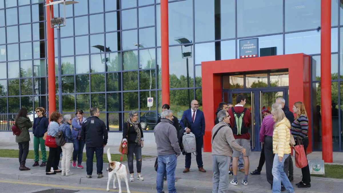 Concentració en suport als membres dels CDR citats pels Mossos (esquerra) i acte a les Borges pels Jordis (dreta).