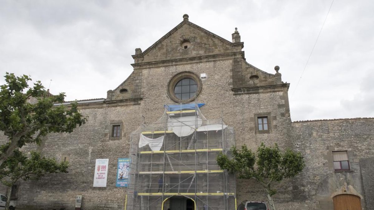 Una gran malla cubre la portalada de la iglesia de Sant Ramon.