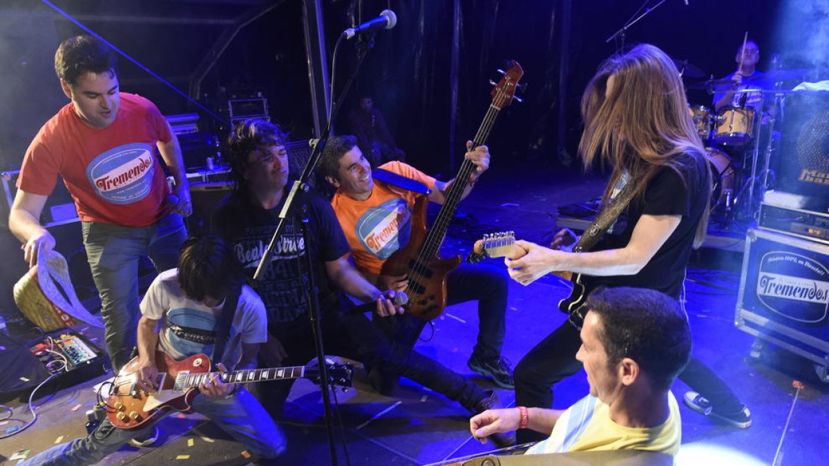 El grup lleidatà Tremendos, en                   ple concert.