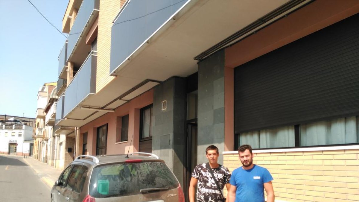 Electrodomèstics i escombraries en un racó de l’aparcament.
