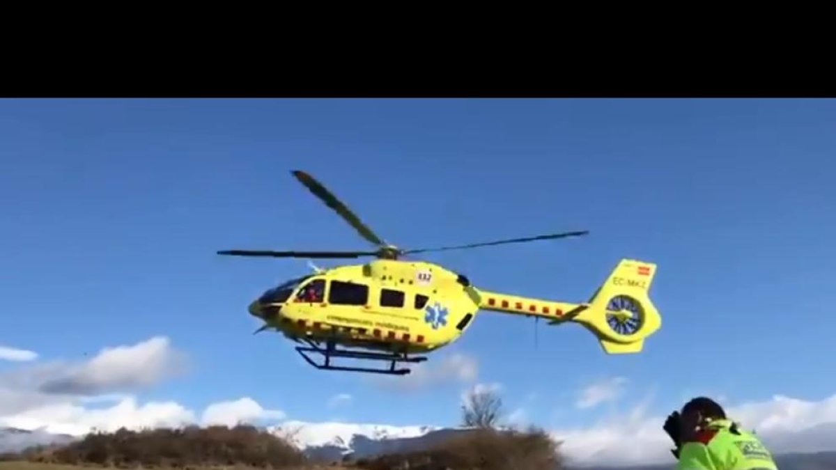 Vista del helicóptero del SEM que trasladó a la conductora herida grave en Bellver de Cerdanya.