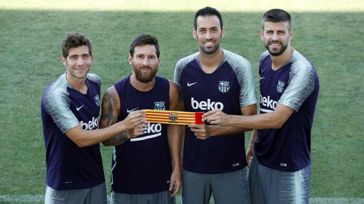 Sergi Roberto, Leo Messi, Sergio Busquets y Gerard Piqué son los cuatro nuevos capitanes del Barça.