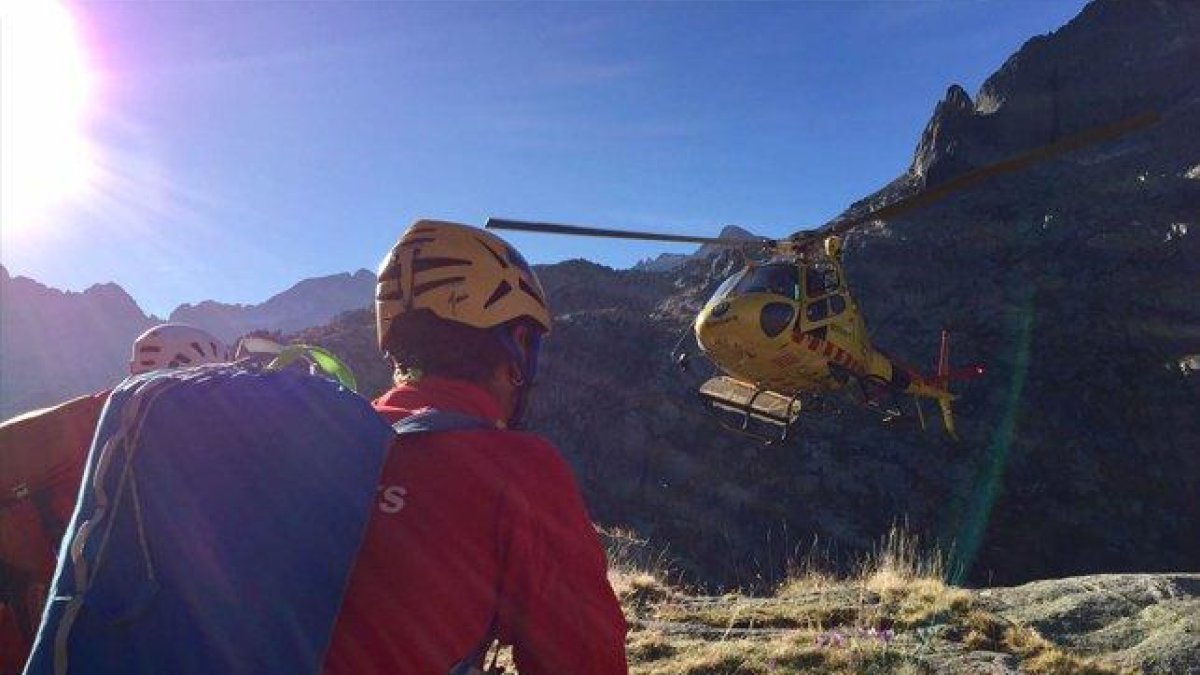 Efectivos de los GRAE durante el rescate de ayer en la Vall de Boí.