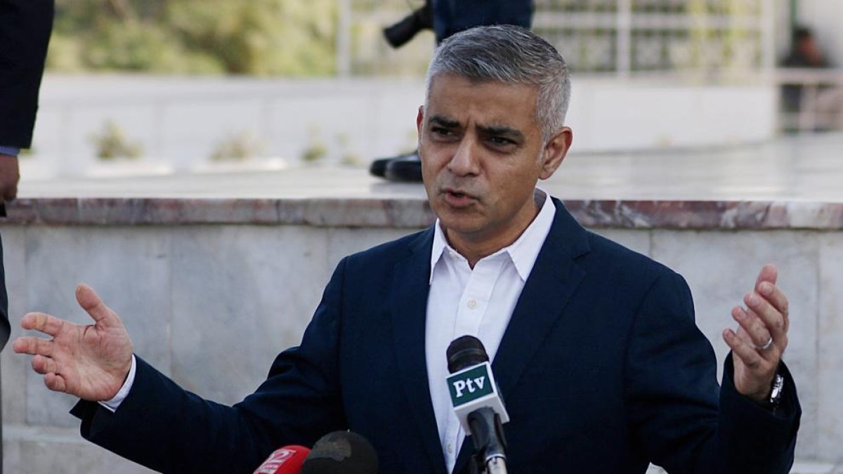 L’alcalde de Londres, Sadiq Khan, parlant amb els mitjans.