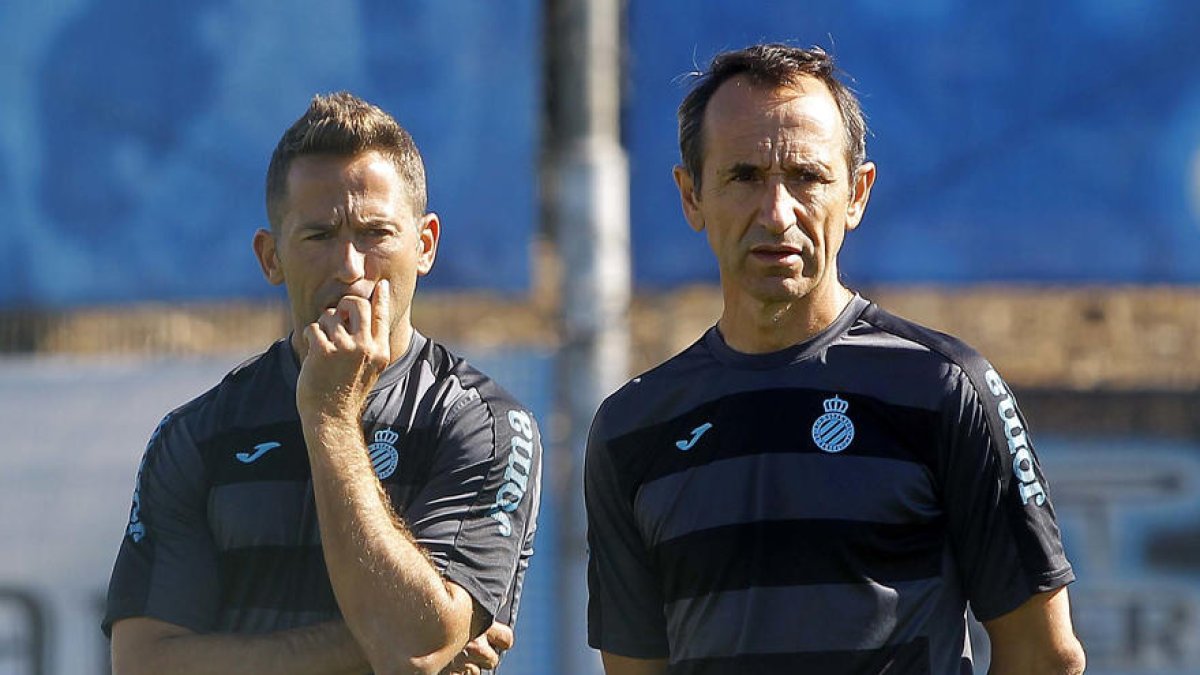 Juan Carlos Oliva, en un entrenament amb l’Espanyol al costat de l’exblau Raúl Tamudo.