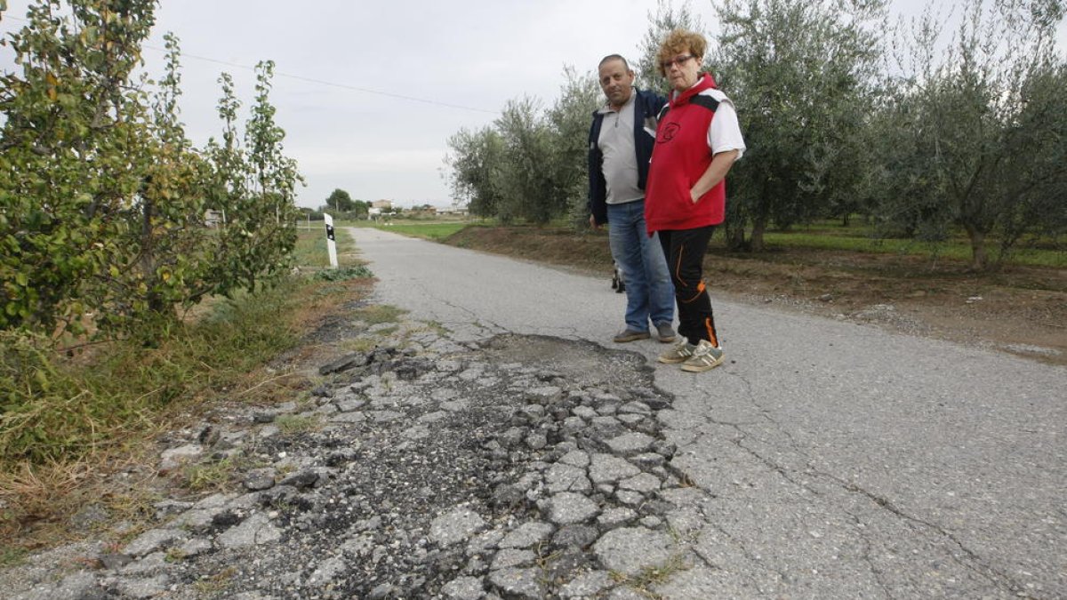 Veïns del Camí de Boixadors, al costat del clot que hi ha a la calçada.