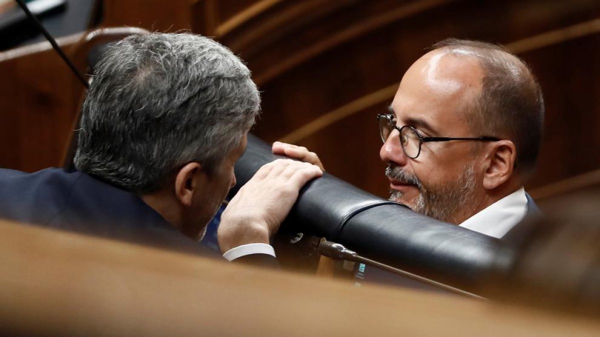 El PSOE pacta amb el PDeCAT una moció que insta al diàleg dins de la llei