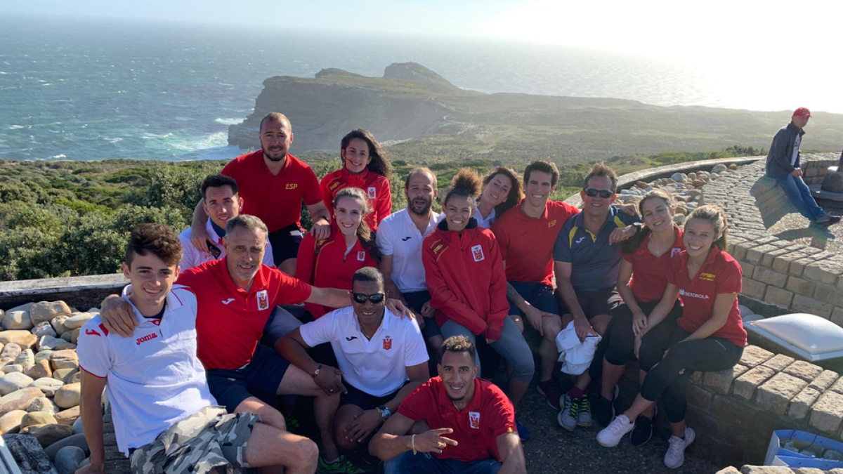 Aleix, primer per l’esquerra, i Arnau, darrere quart per la dreta, amb l’equip a Ciutat del Cap.