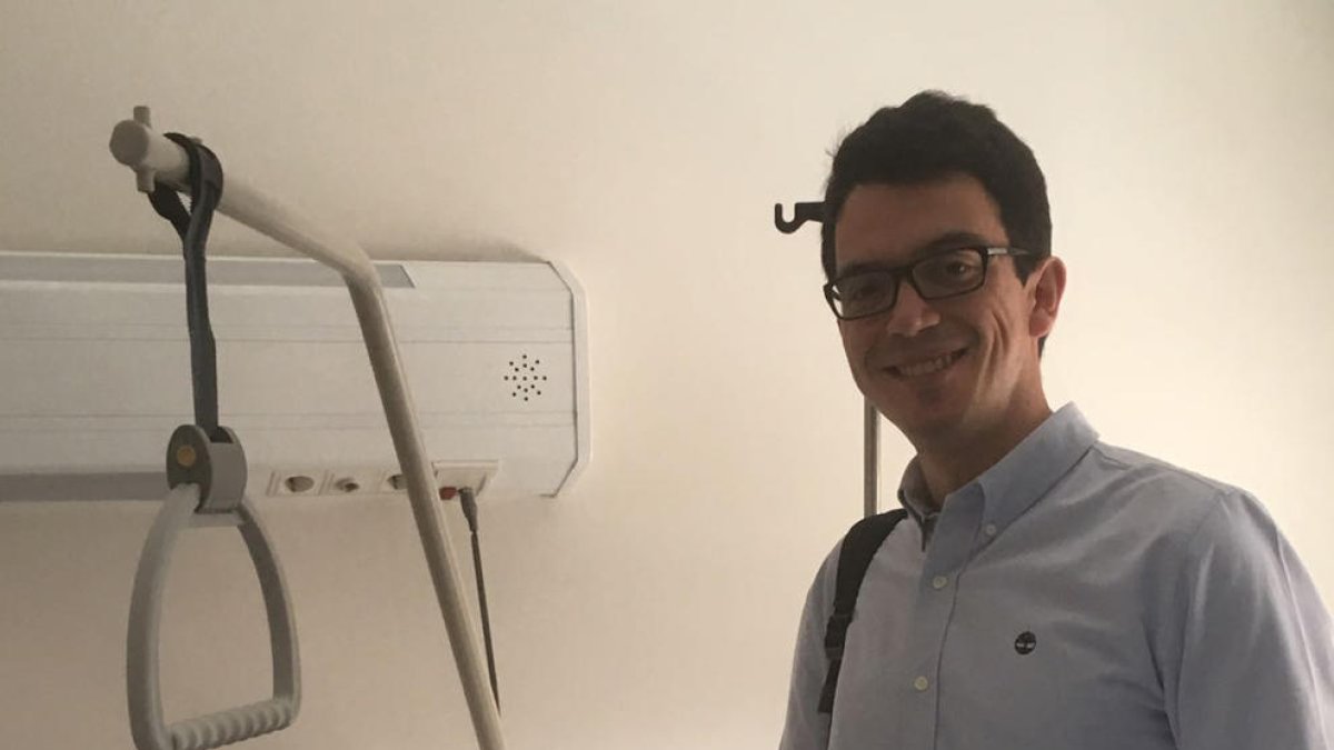 Arnau Farré, al costat del doctor Joan Pijoan, després de ser intervingut del genoll esquerre.