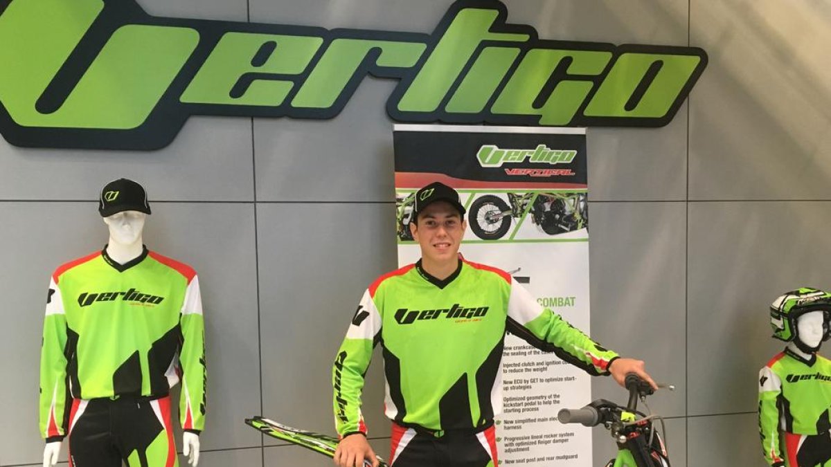 Arnau Farré, con una nueva moto y la indumentaria del equipo que estrenará en diciembre.