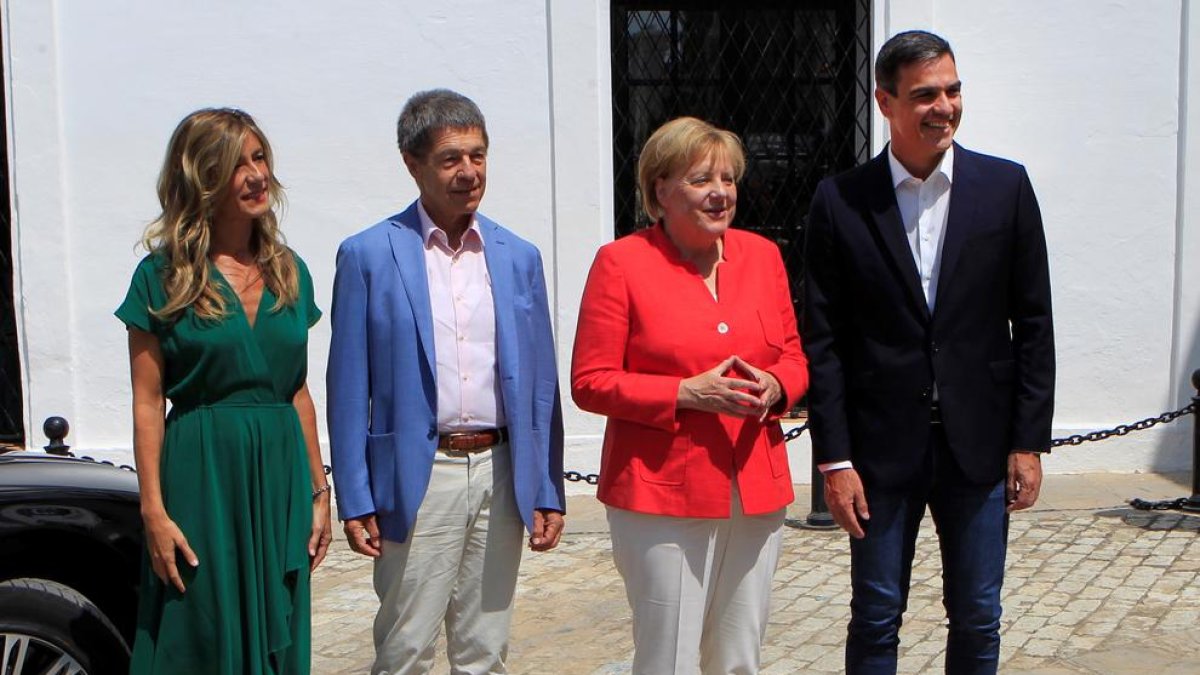 La mujer de Pedro Sánchez, el marido de Ángela Merkel, la canciller alemana y el presidente español.