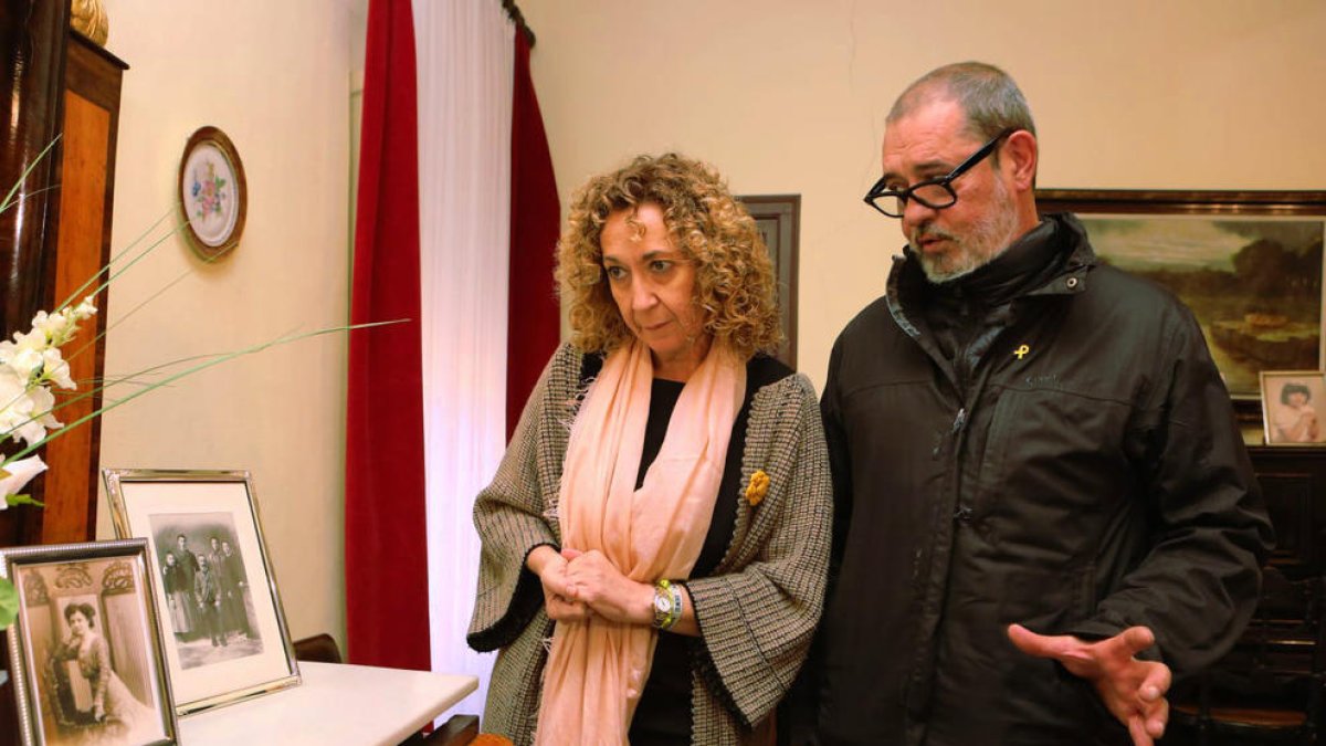 La consellera Ester Capella, amb el renebot del president Lluís Companys, ahir al Tarròs.