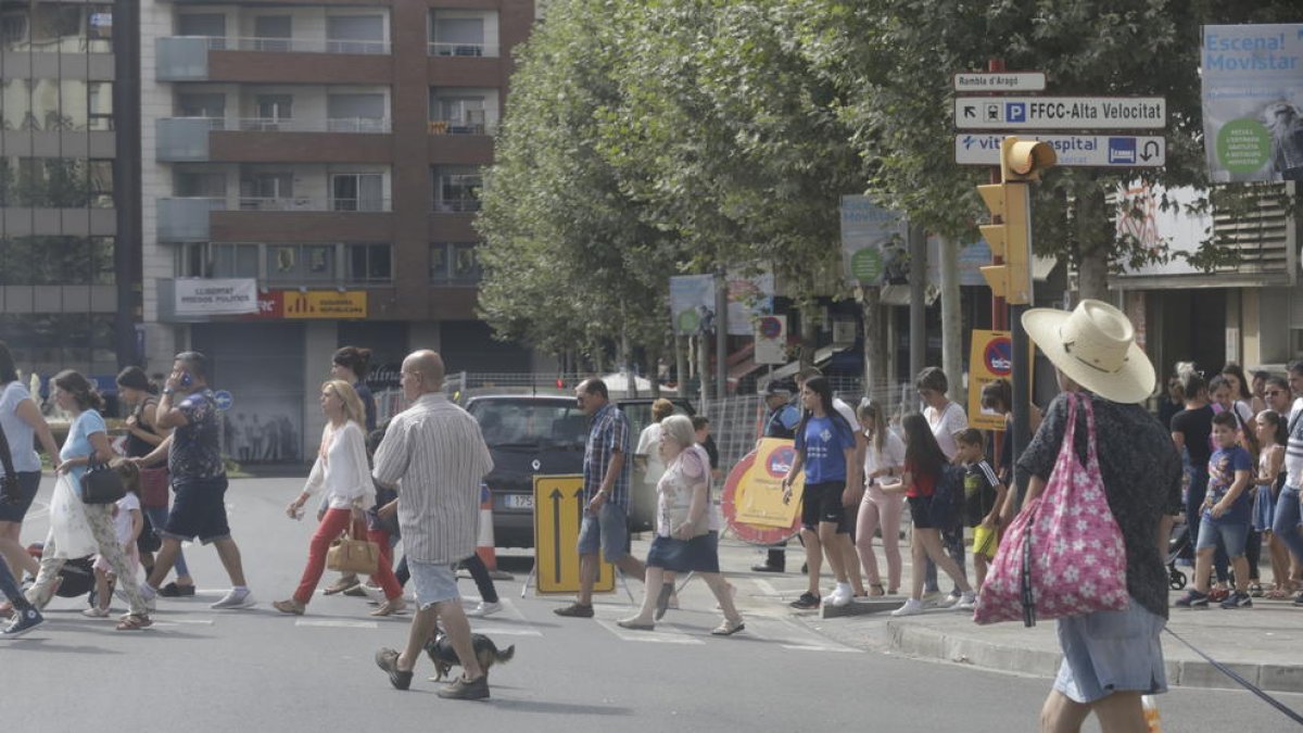 Les obres del carril bici dificulten l’accés a diversos centres educatius de la capital.
