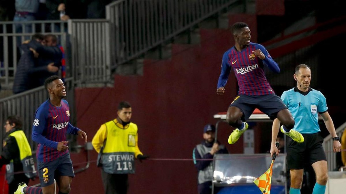 Ousmane Dembélé celebró con alegría el tanto de los azulgranas junto a Nelson Semedo.