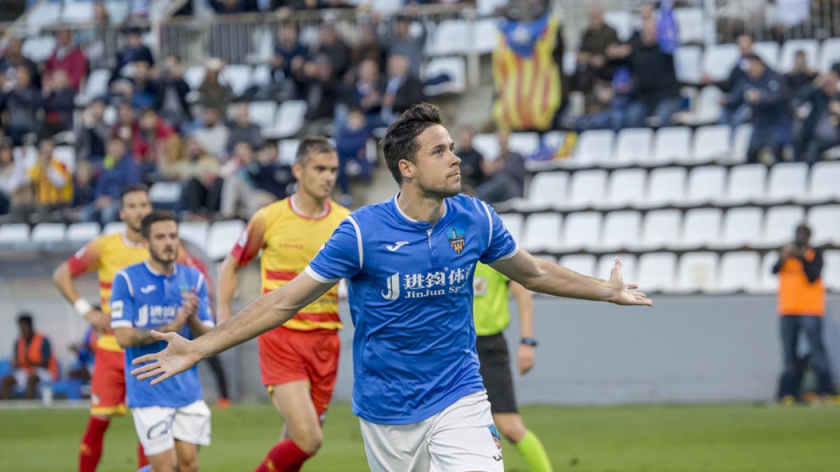 Pedro Martín celebra su primer gol después de transformar una pena máxima que había provocado Fernando Cano.