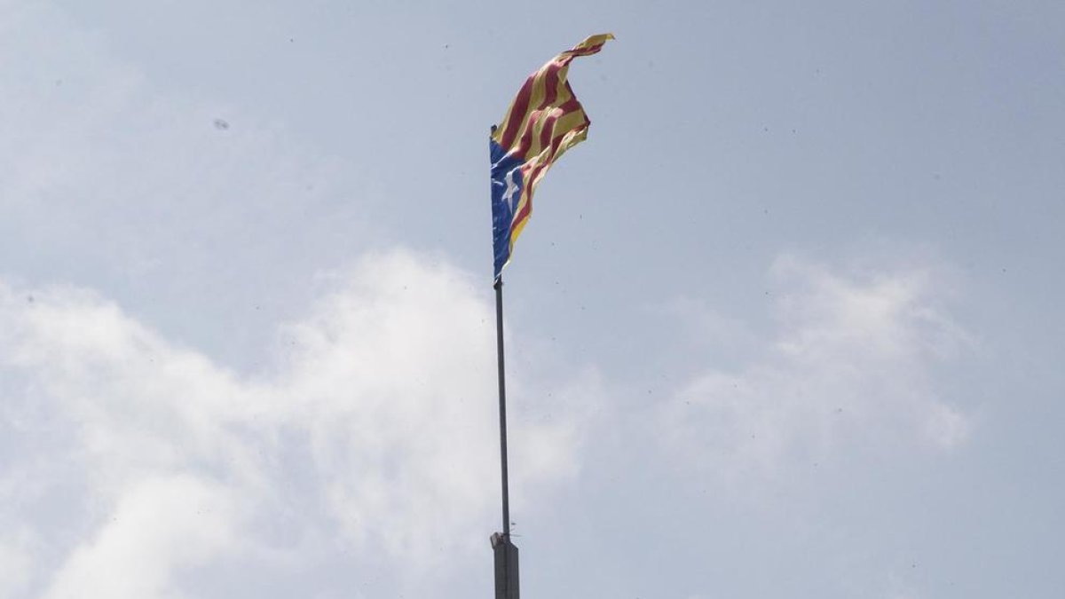 Anglesola restituye la estelada del Telégrafo, robada en 15 ocasiones desde 2012