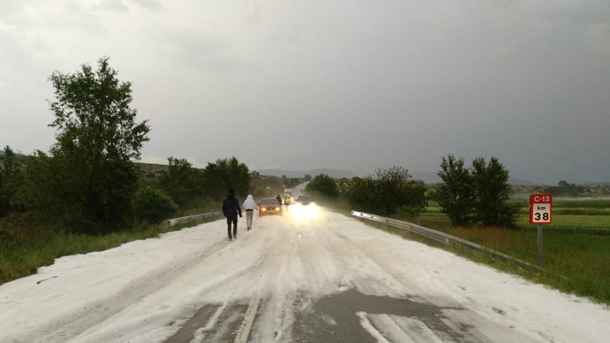 La carretera C-13 en Camarasa, cortada por el granizo.
