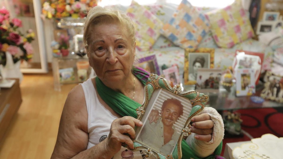 María Hidalgo sosté una imatge del seu fill, del qual es va trobar el cotxe el 1999 al canal de Seròs.