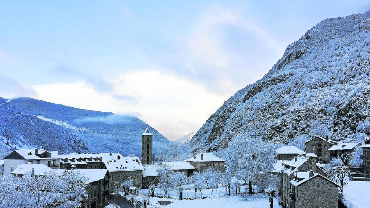 La neu provoca problemes en cinc carreteres del Pirineu lleidatà