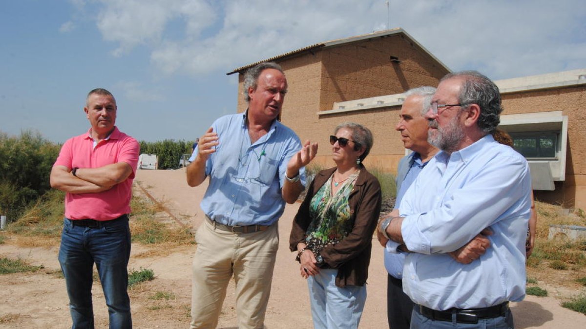 Sargatal junto a los alcaldes de Vila-sana e Ivars y los presidentes del consell del Pla y la Diputación.