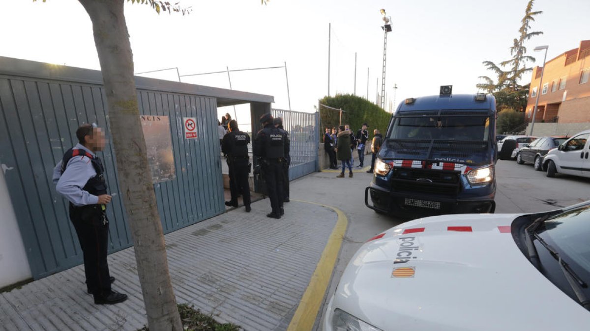 Els Mossos d’Esquadra van fer acte de presència per evitar enfrontaments entre les dos aficions.