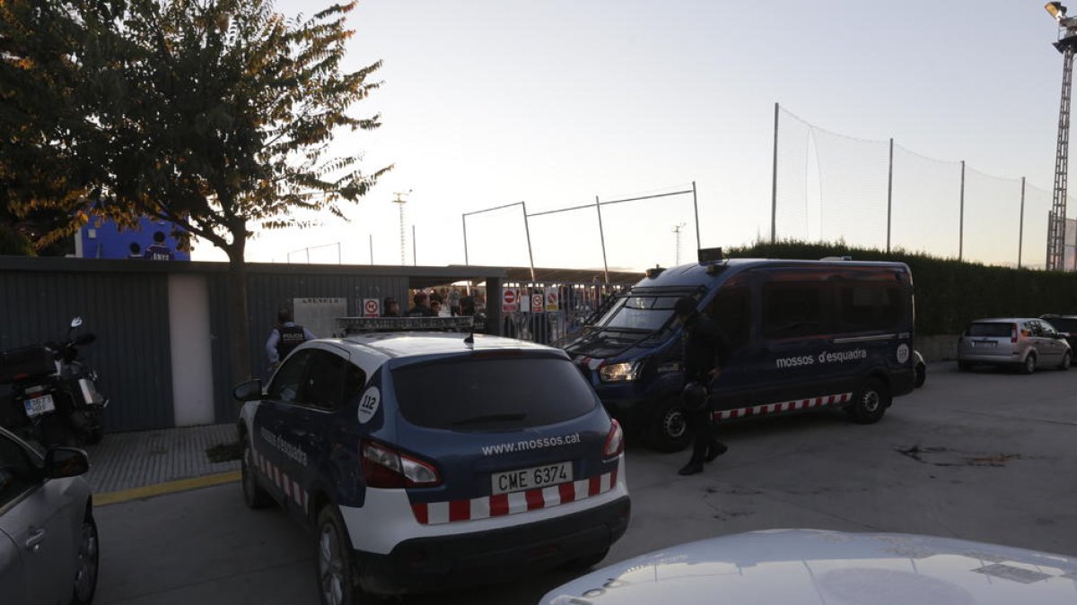 Vehículos policiales el domingo en los accesos al campo del Borges.