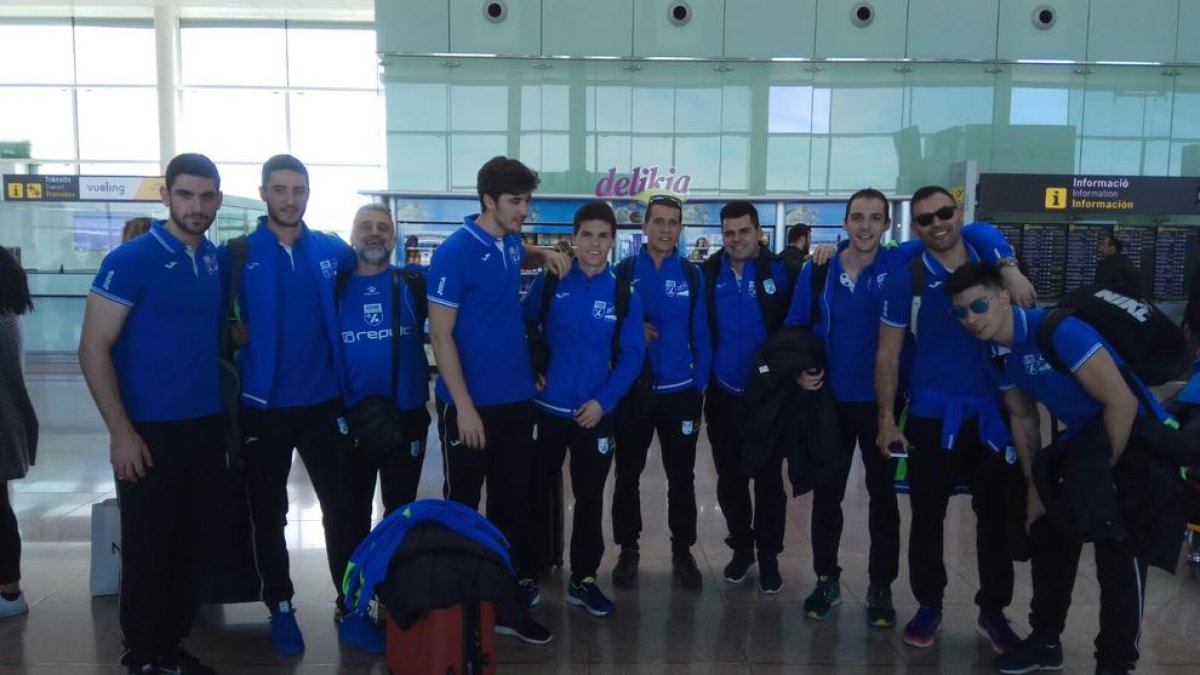 L’equip, a l’aeroport del Prat, abans d’agafar ahir el vol cap a terres portugueses.