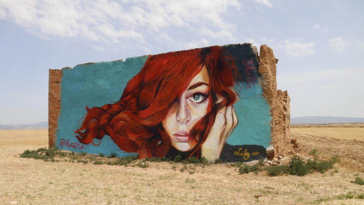 Una de les obres més espectaculars de Lily Brik que es poden veure a Lleida és aquest mural de la plaça dels Gramàtics.