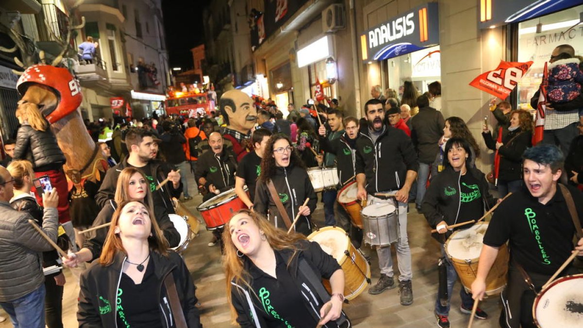 El grup de percussió Bombollers va animar la rua.