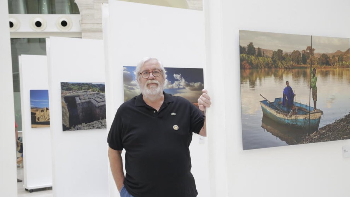 Llorenç Melgosa, ayer en la Biblioteca durante la apertura al público de su muestra fotográfica.