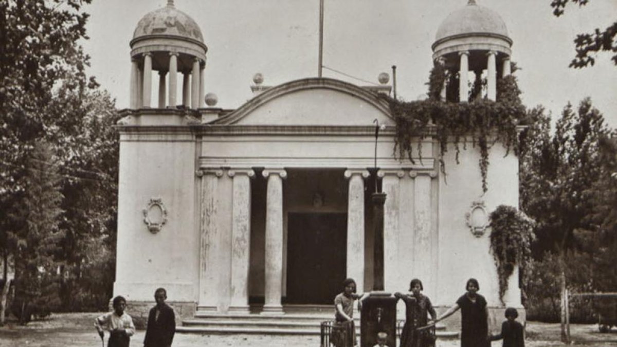 Nens a les portes de la biblioteca de les Borges.