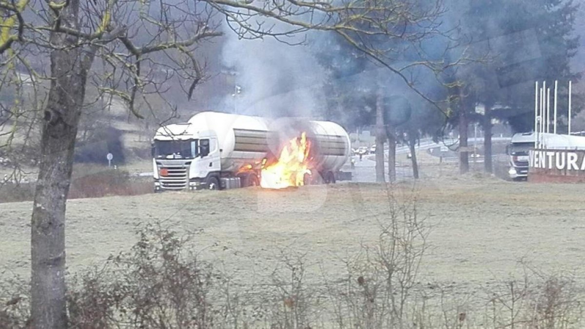 Un incendi en un camió amb gas liquat obliga a tallar l'N-230 a Les