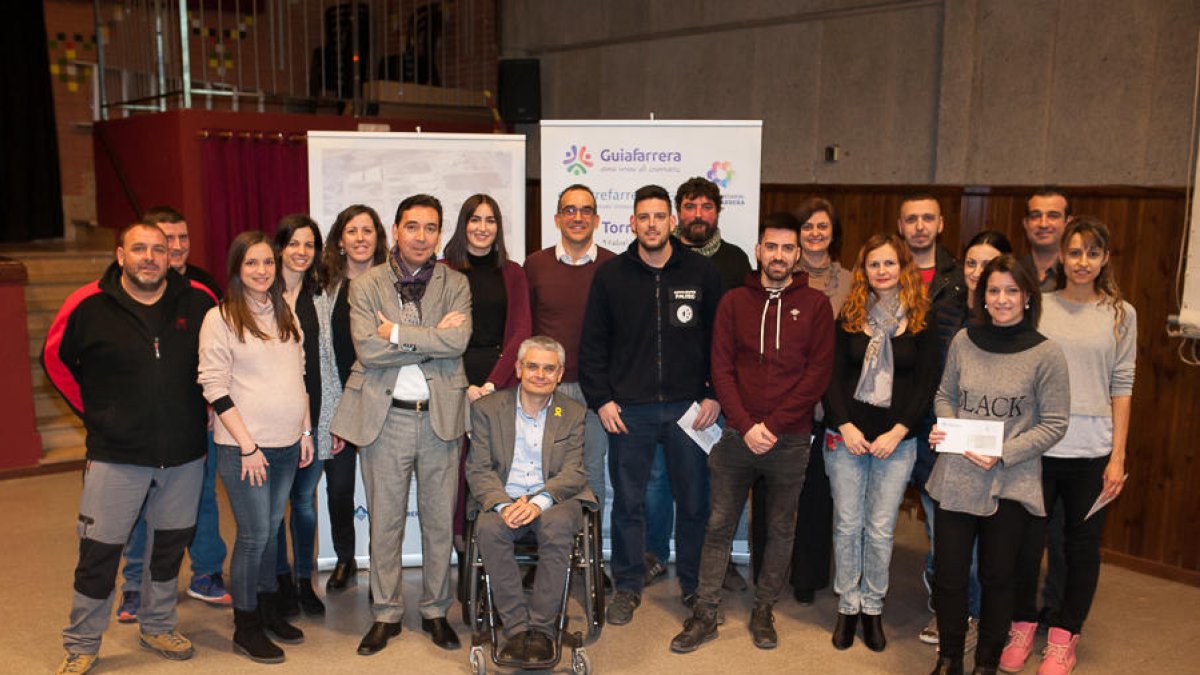 Un moment de l’acte d’entrega dels ajuts amb l’alcalde.