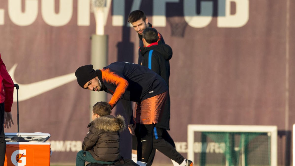 Benjamín, el hijo de Luis Suárez de 5 años, ayer en el entrenamiento.