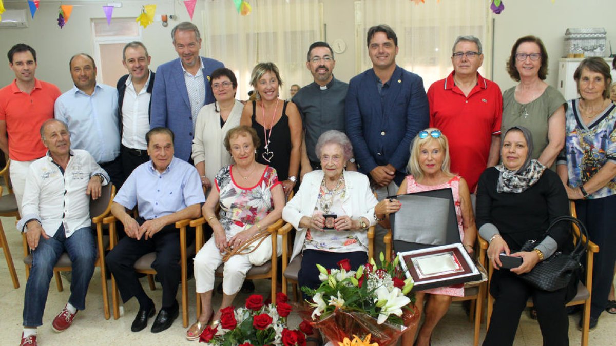 La cumpleañera Trinidad Pont Brufau juntament amb les autoritats en la residència Sant Antoni de Tàrrega.
