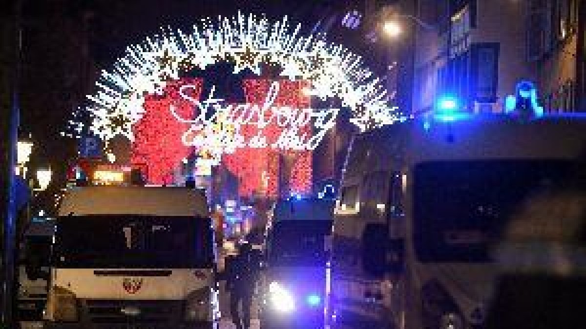 Tres morts i 12 ferits en un atac al mercat nadalenc d'Estrasburg
