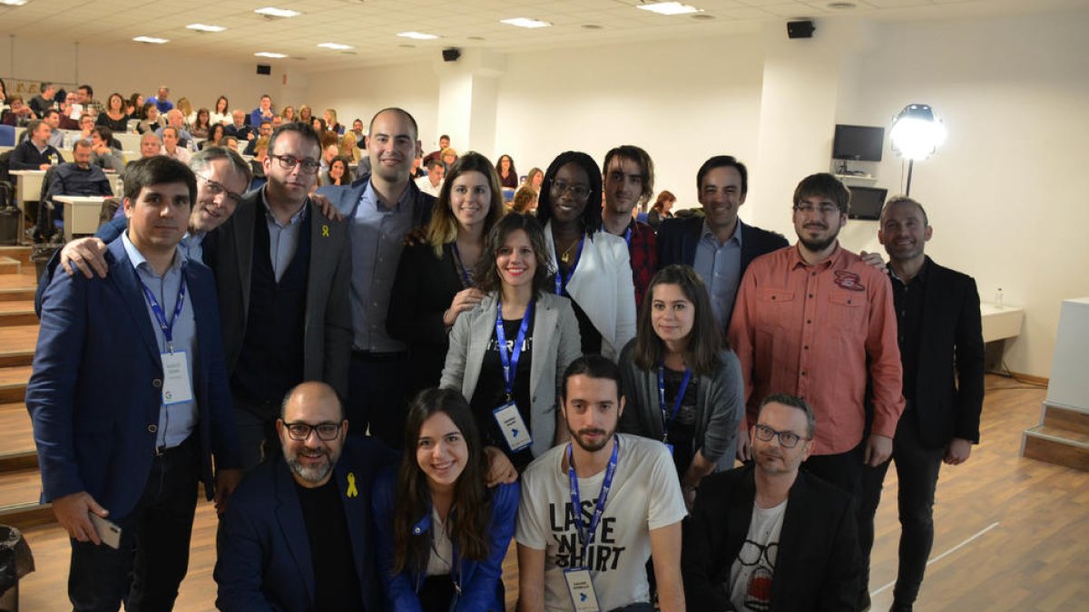 Conferenciants i organitzadors amb l’alcalde de Mollerussa, tercer per l’esquerra dempeus.