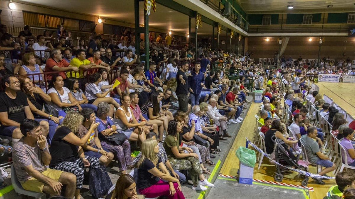 El pavelló de la capital de les Garrigues es va omplir per veure el partit davant de blaugranes i serbis.