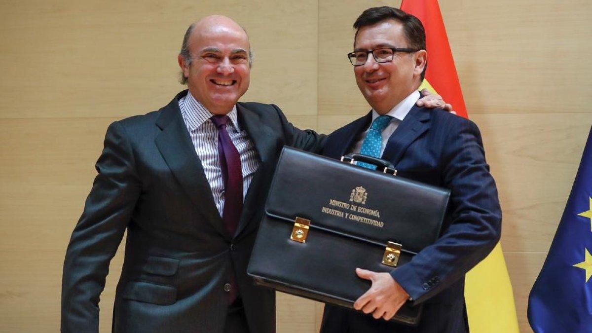 De Guindos y Escolano, ayer, en el traspaso de la cartera ministerial.