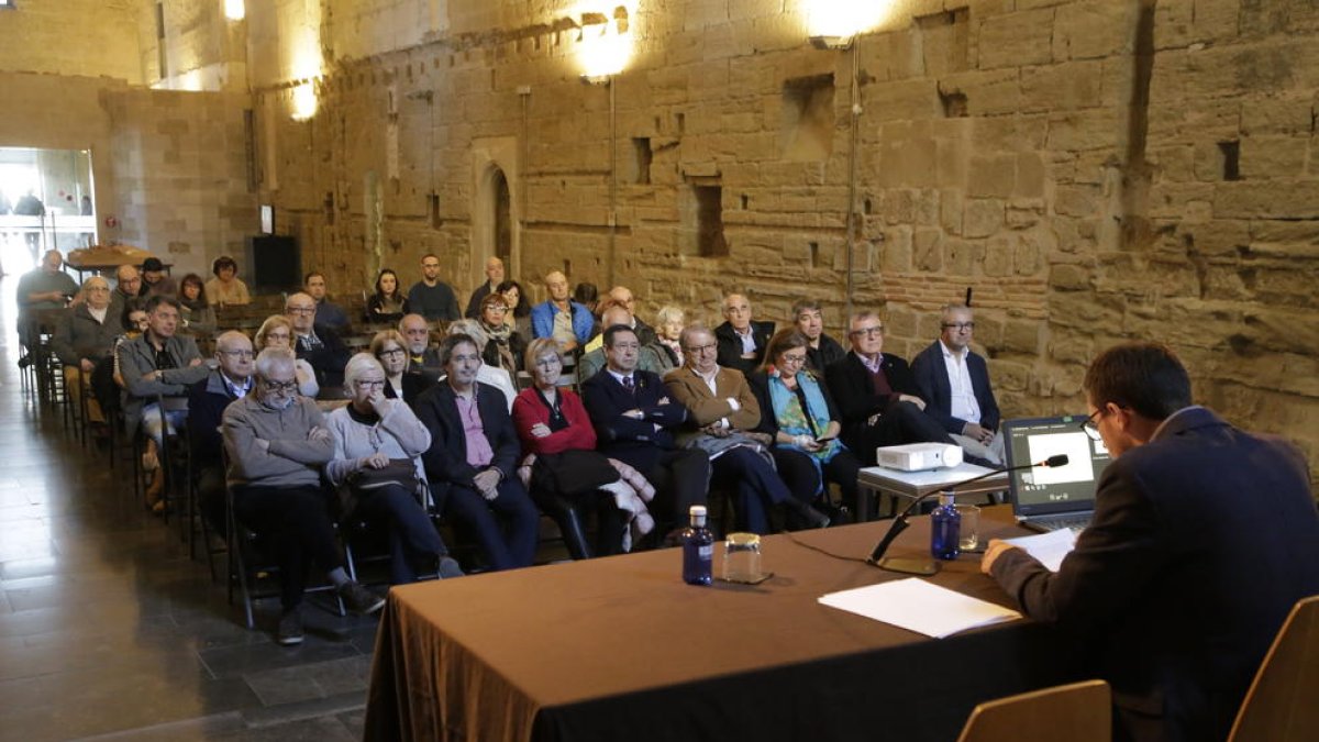 El historiador leridano Guillem Roca, repasando ayer algunos episodios de la Guerra de Sucesión.