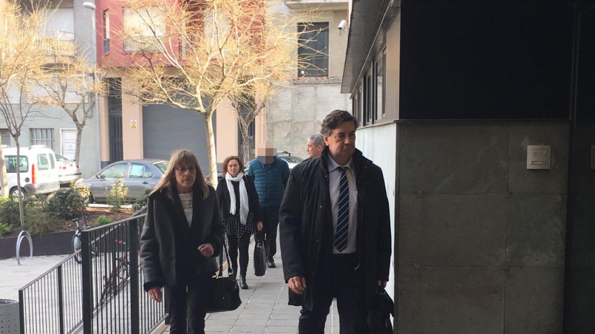 El director territorial de Enseñanza en Lleida, ayer en los juzgados de La Seu d’Urgell.
