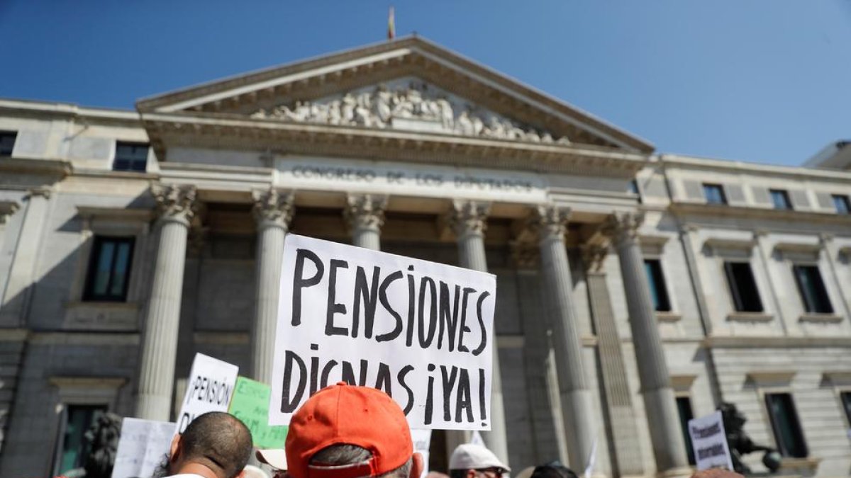 Movilización de pensionistas ante el Congreso, ayer.
