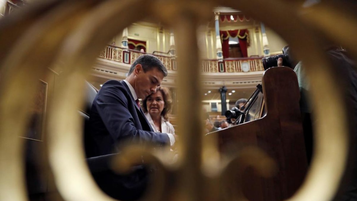 Pedro Sánchez al costat de la vicepresidenta, Carmen Calvo, ahir al Congrés dels Diputats.