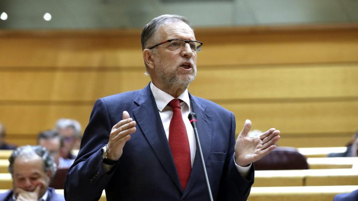 El socialista Marcelino Iglesias va defensar ahir la posició del seu partit a la moció al Senat.