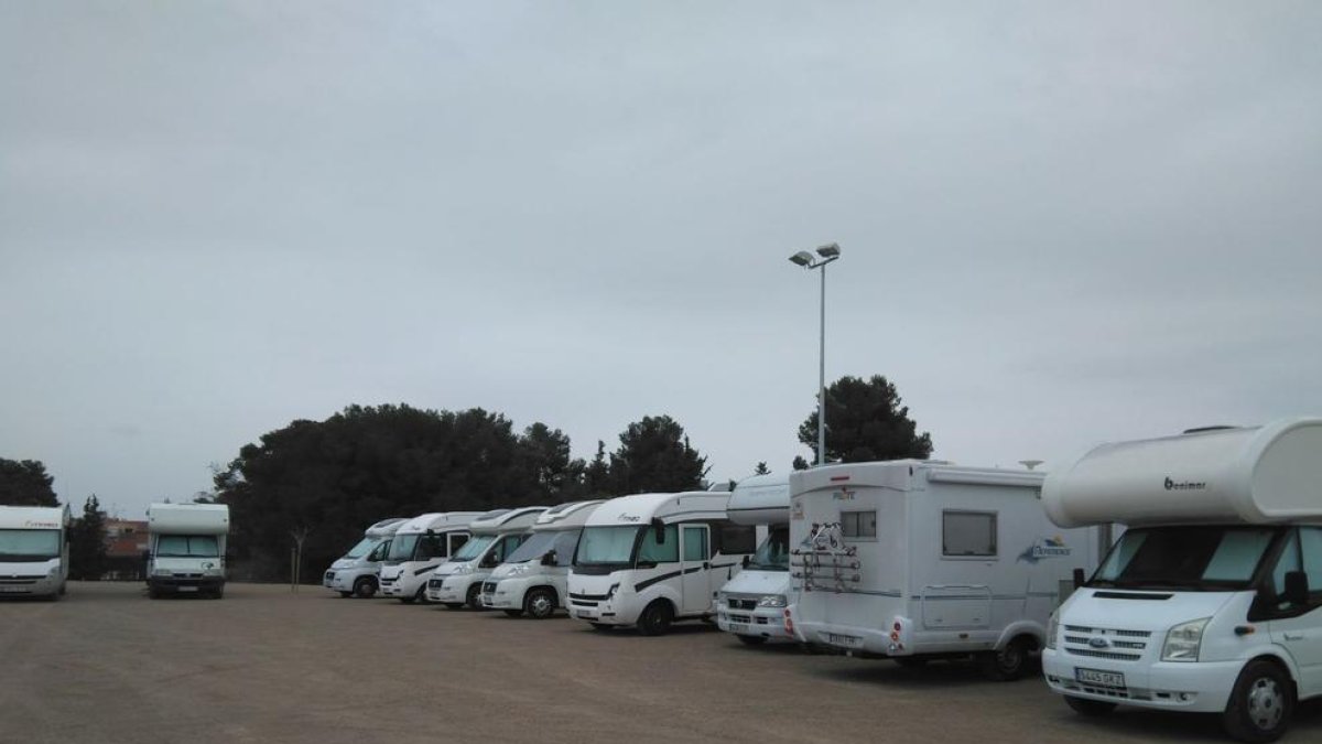 Les autocaravanes estacionades a la nova zona al febrer.