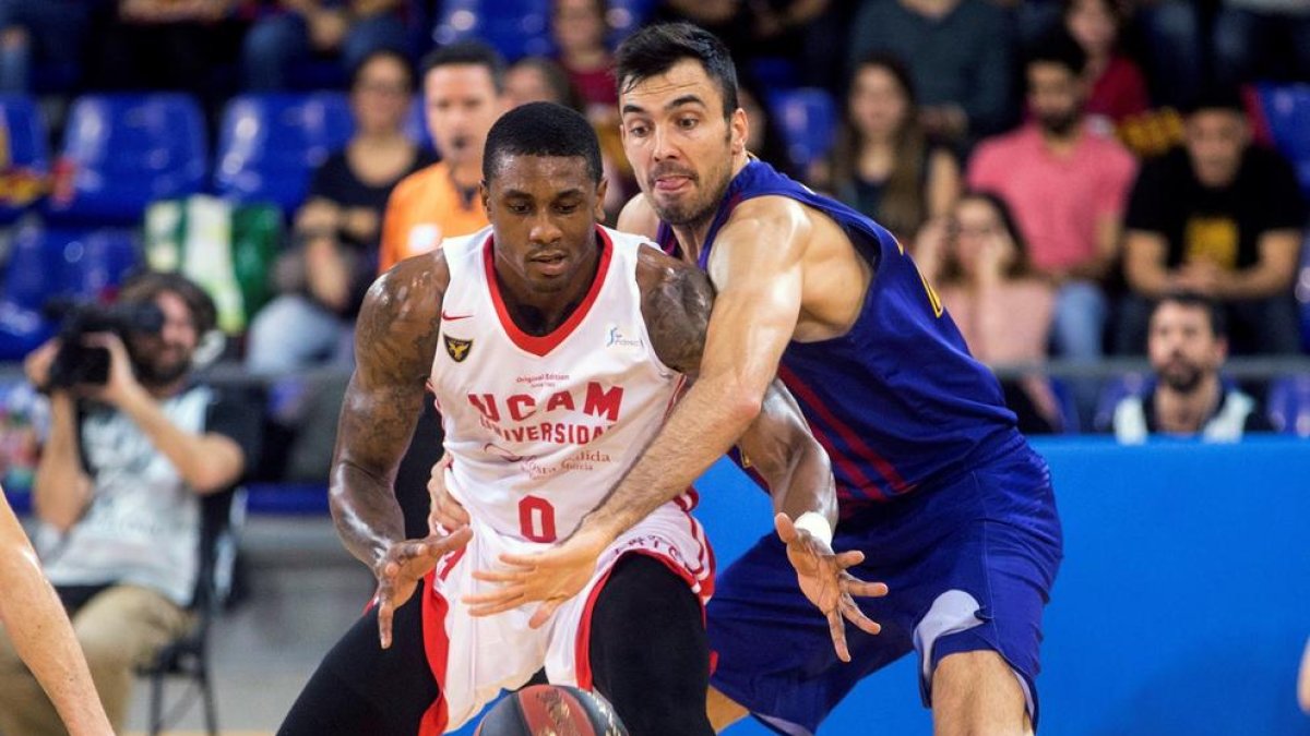 El leridano Pierre Oriola disputa un balón a Ovie Soko.