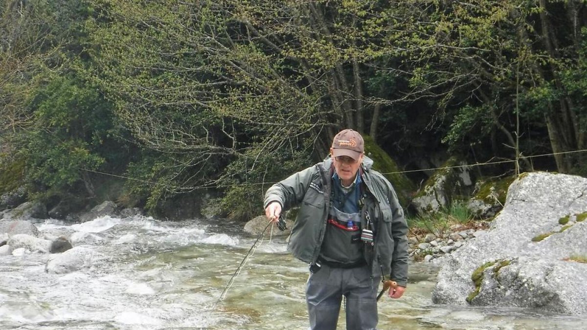 Un dels pocs pescadors que ahir van inaugurar la temporada.